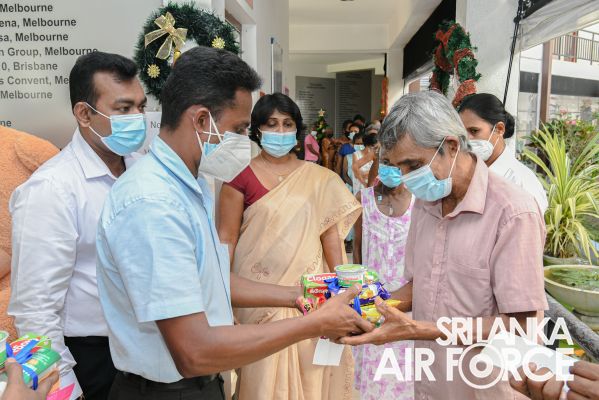 CIVIL ADMINISTRATION OFFICE AT SLAF STATION COLOMBO DONATED DRY
RATIONS AND SANITARY ITEMS FOR APEKSHA CANCER HOSPITAL