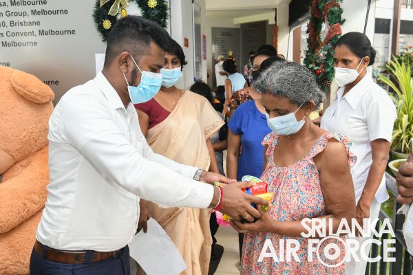 CIVIL ADMINISTRATION OFFICE AT SLAF STATION COLOMBO DONATED DRY
RATIONS AND SANITARY ITEMS FOR APEKSHA CANCER HOSPITAL