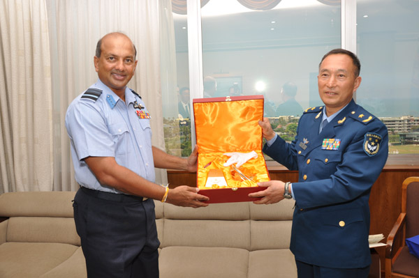 http://www.airforce.lk/uploads/news/courtesy_call_by_chinese_air_force_delegation/6.jpg