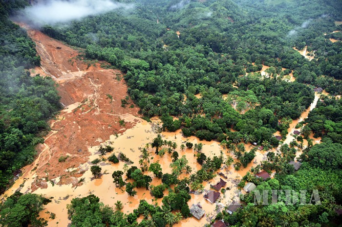 SLAF Assists flood-affected countrymen