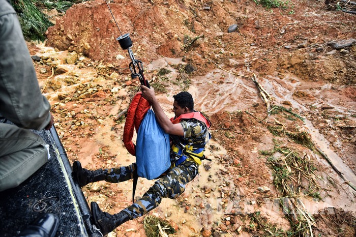 SLAF Assists flood-affected countrymen