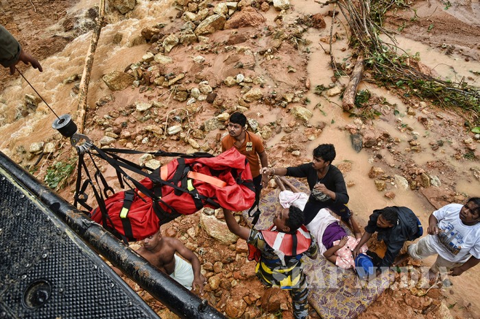 SLAF Assists flood-affected countrymen