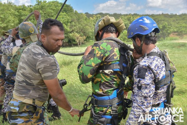 NO 05 JUNGLE WARFARE AND HELIBORNE OPERATION COURSE FOR SISTER SERVICES CONCLUDES AT MORAWEWA