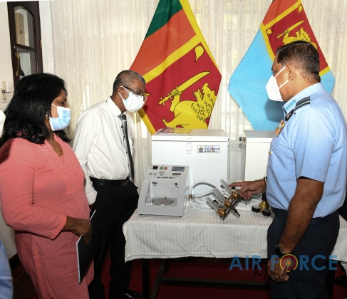 SRI LANKA AIR FORCE HANDS OVER TWO (02) HHOT UNITS TO NATIONAL HOSPITALS IN KARAPITIYA AND IDH