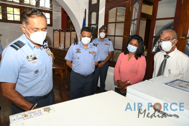 SRI LANKA AIR FORCE HANDS OVER TWO (02) HHOT UNITS TO NATIONAL HOSPITALS IN KARAPITIYA AND IDH