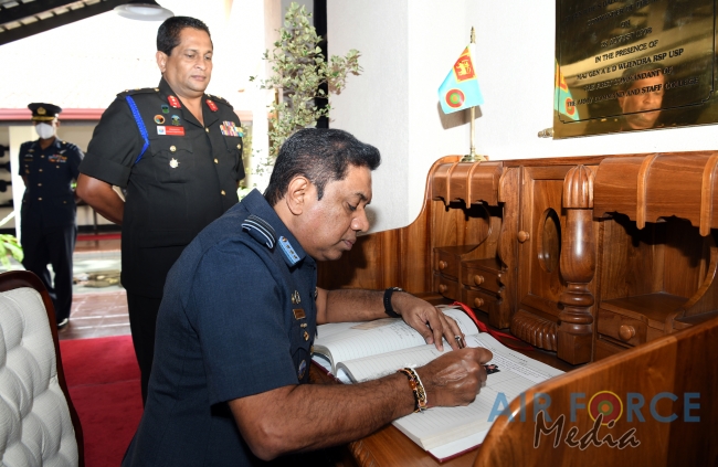COMMANDER OF THE
AIR FORCE ADDRESSES THE DSCSC