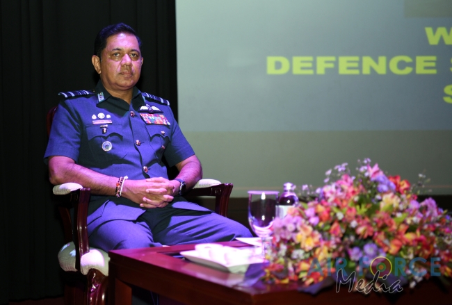 COMMANDER OF THE
AIR FORCE ADDRESSES THE DSCSC
