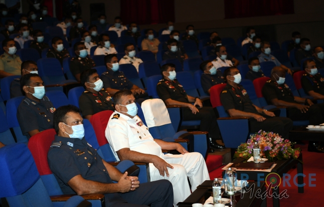 COMMANDER OF THE
AIR FORCE ADDRESSES THE DSCSC