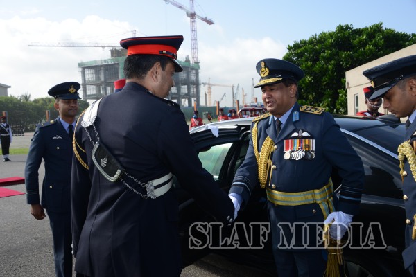 Commander of the Air Force Visits Army Commander