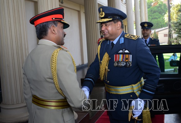 Commander of the Air Force Visits Army Commander