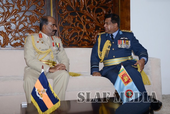 Commander of the Air Force Visits Army Commander