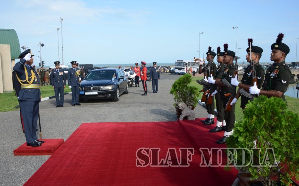 Commander of the Air Force Visits Army Commander