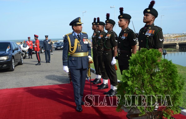 Commander of the Air Force Visits Army Commander