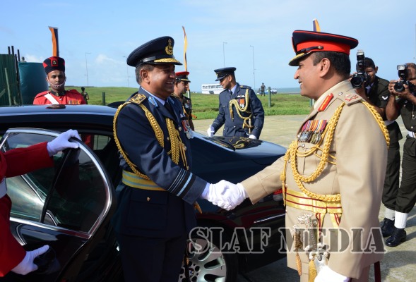 Commander of the Air Force Visits Army Commander