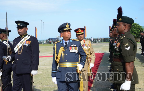 Commander of the Air Force Visits Army Commander