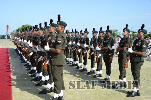 Commander of the Air Force Visits Army Commander