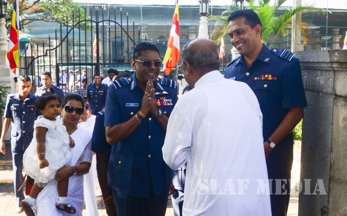 Commander visits Temple of the Sacred Tooth