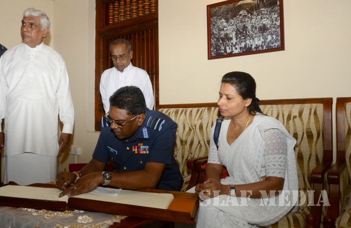 Commander visits Temple of the Sacred Tooth