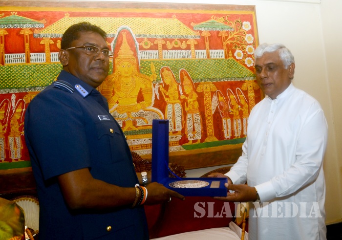 Commander visits Temple of the Sacred Tooth