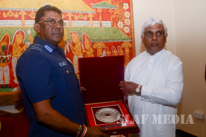Commander visits Temple of the Sacred Tooth