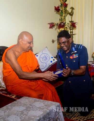 Commander visits Temple of the Sacred Tooth