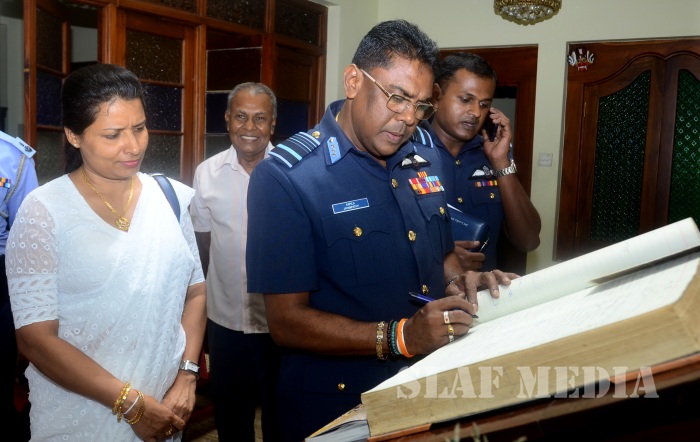 Commander visits Temple of the Sacred Tooth