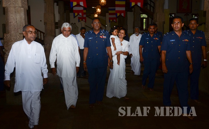 Commander visits Temple of the Sacred Tooth