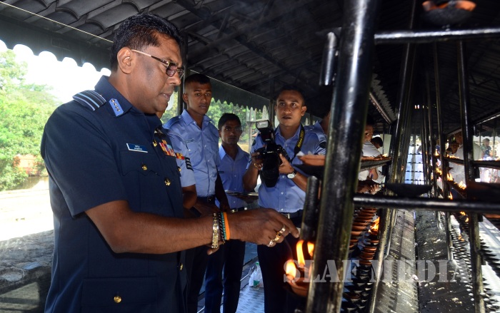 Commander visits Temple of the Sacred Tooth