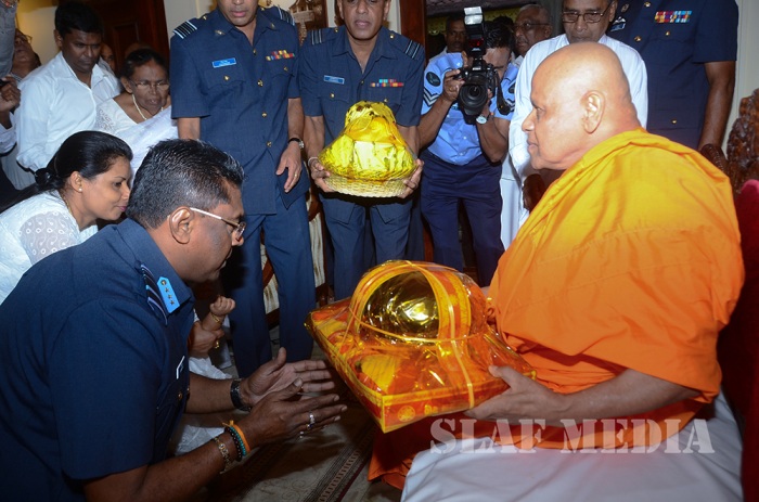Commander visits Temple of the Sacred Tooth