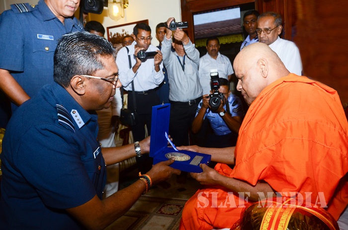 Commander visits Temple of the Sacred Tooth
