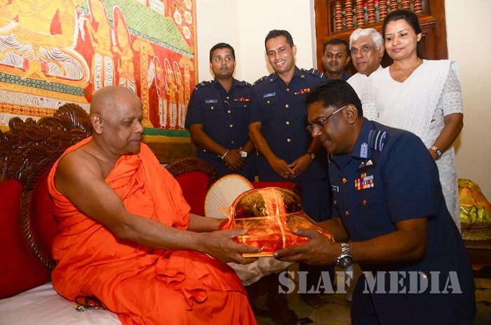 Commander visits Temple of the Sacred Tooth