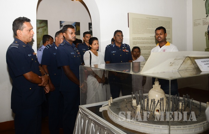 Commander visits Temple of the Sacred Tooth