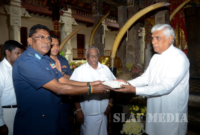 Commander visits Temple of the Sacred Tooth