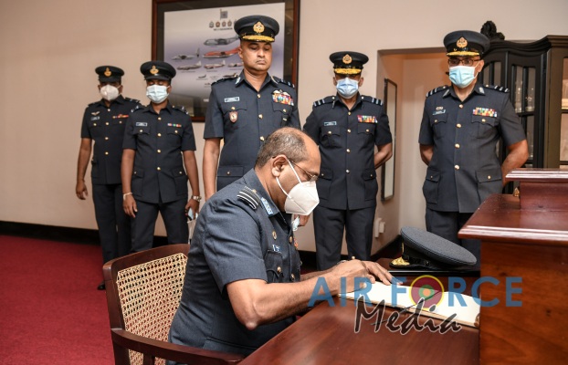 Outgoing Commander Bids Farewell to the Entire SLAF