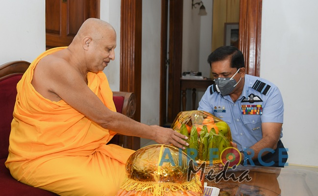 Commander Pays Homage to Jaya Sri Maha Bodhi in Anuradhapura
