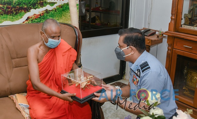 Commander Pays Homage to Jaya Sri Maha Bodhi in Anuradhapura
