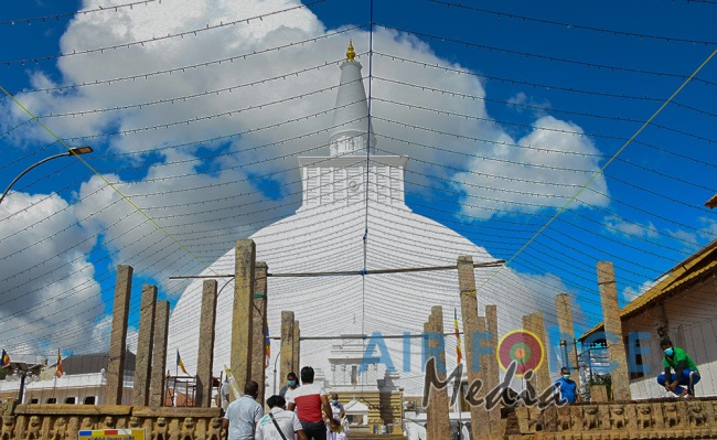 Commander Pays Homage to Jaya Sri Maha Bodhi in Anuradhapura