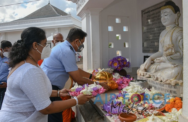 Commander Pays Homage to Jaya Sri Maha Bodhi in Anuradhapura