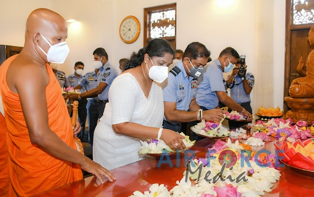 Commander Pays Homage to Jaya Sri Maha Bodhi in Anuradhapura