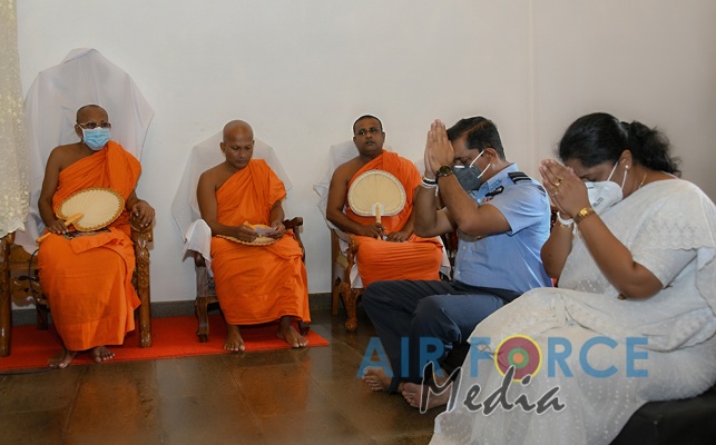 Commander Pays Homage to Jaya Sri Maha Bodhi in Anuradhapura