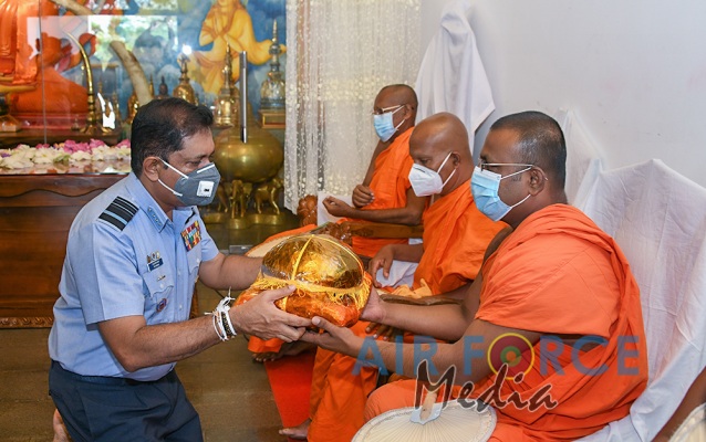 Commander Pays Homage to Jaya Sri Maha Bodhi in Anuradhapura