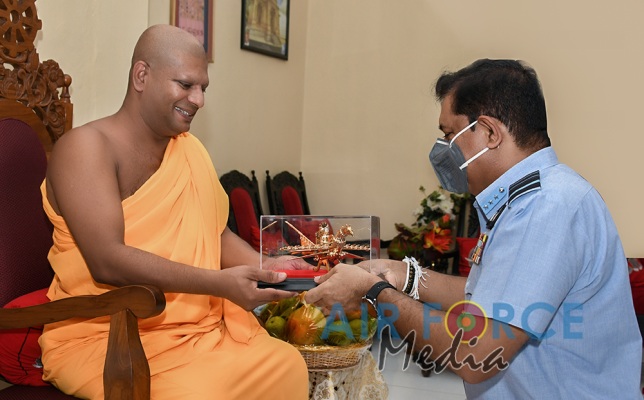 Commander Pays Homage to Jaya Sri Maha Bodhi in Anuradhapura