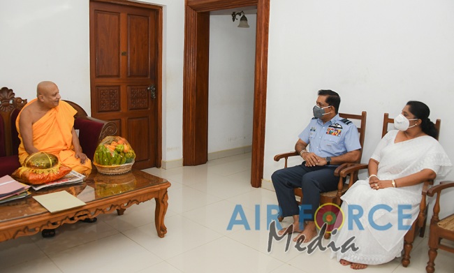 Commander Pays Homage to Jaya Sri Maha Bodhi in Anuradhapura
