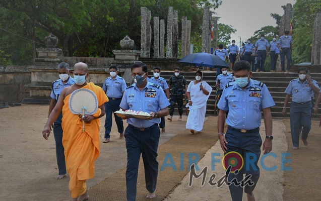 Commander Pays Homage to Jaya Sri Maha Bodhi in Anuradhapura