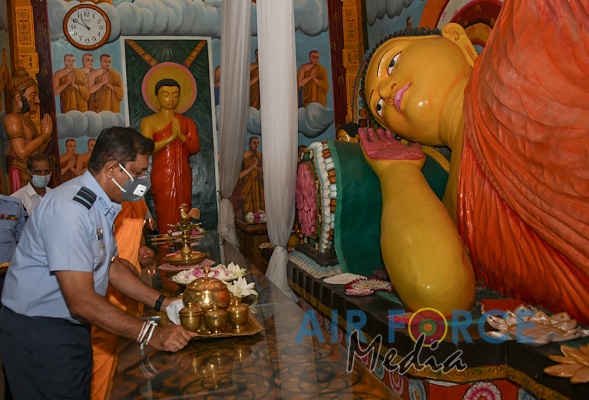 Commander Pays Homage to Jaya Sri Maha Bodhi in Anuradhapura