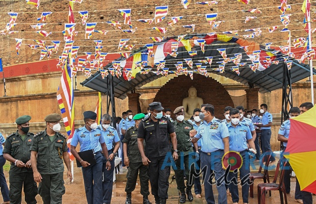 Commander Pays Homage to Jaya Sri Maha Bodhi in Anuradhapura