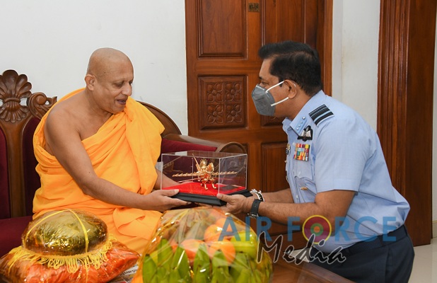 Commander Pays Homage to Jaya Sri Maha Bodhi in Anuradhapura