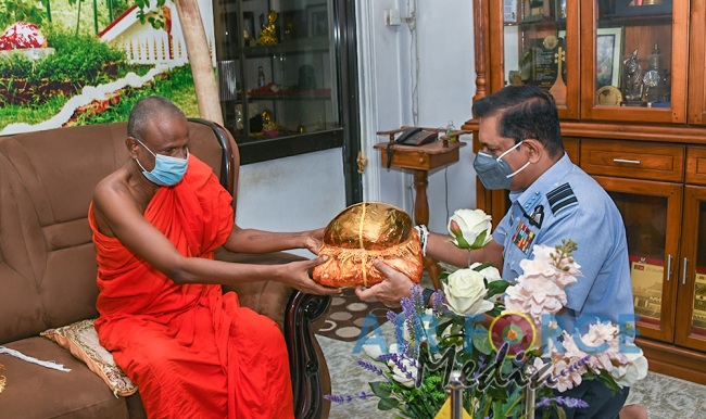 Commander Pays Homage to Jaya Sri Maha Bodhi in Anuradhapura