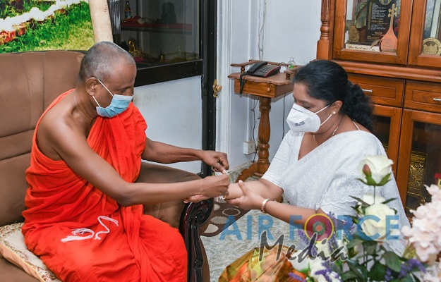 Commander Pays Homage to Jaya Sri Maha Bodhi in Anuradhapura