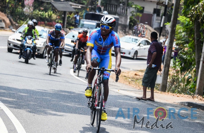 SLAF Cyclist, Leading Aircraftman Sanju Deemantha Wins 1st Leg of Guwan Hamuda Papedi Sawariya 2020